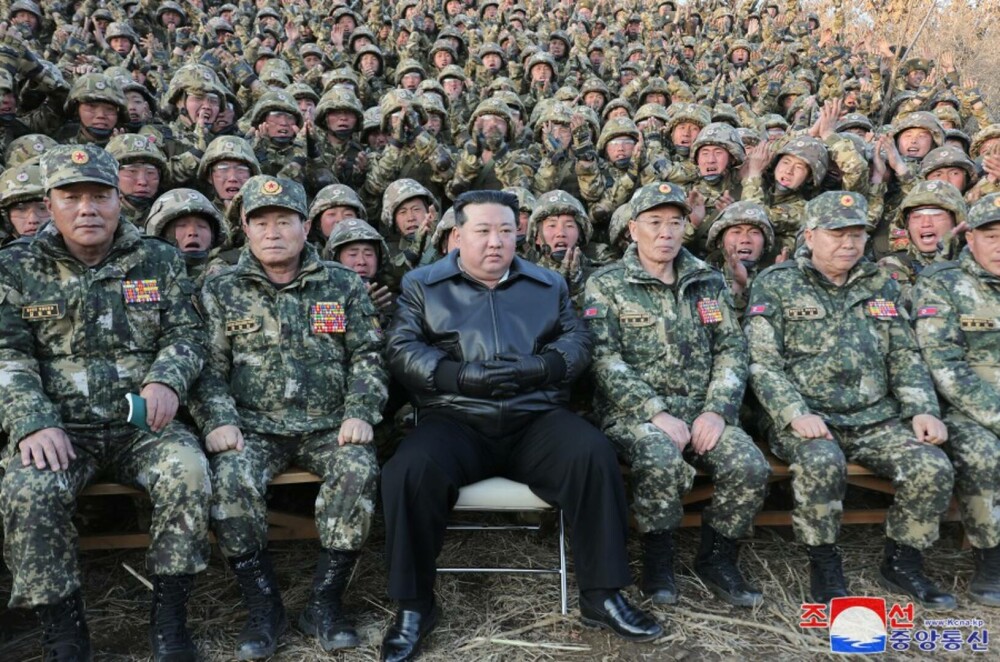 GALERIE FOTO. Imagini în premieră cu președintele Coreei de Nord, Kim Jong Un, pe post de Rambo, folosind o pușcă de asalt - Imaginea 13