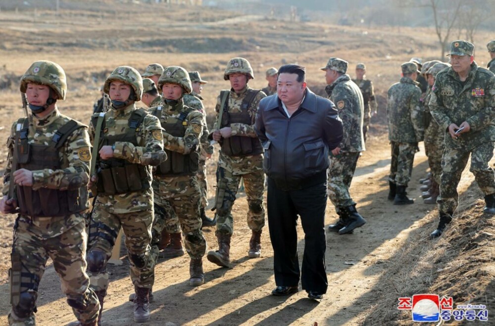 GALERIE FOTO. Imagini în premieră cu președintele Coreei de Nord, Kim Jong Un, pe post de Rambo, folosind o pușcă de asalt - Imaginea 14