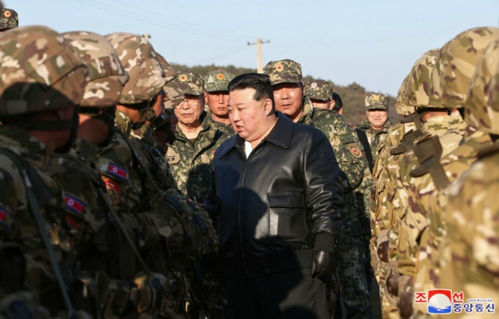 GALERIE FOTO. Imagini în premieră cu președintele Coreei de Nord, Kim Jong Un, pe post de Rambo, folosind o pușcă de asalt - Imaginea 16