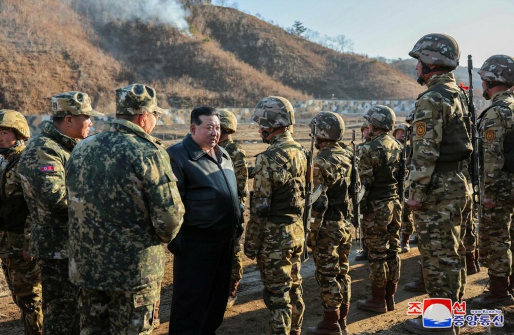 GALERIE FOTO. Imagini în premieră cu președintele Coreei de Nord, Kim Jong Un, pe post de Rambo, folosind o pușcă de asalt - Imaginea 17