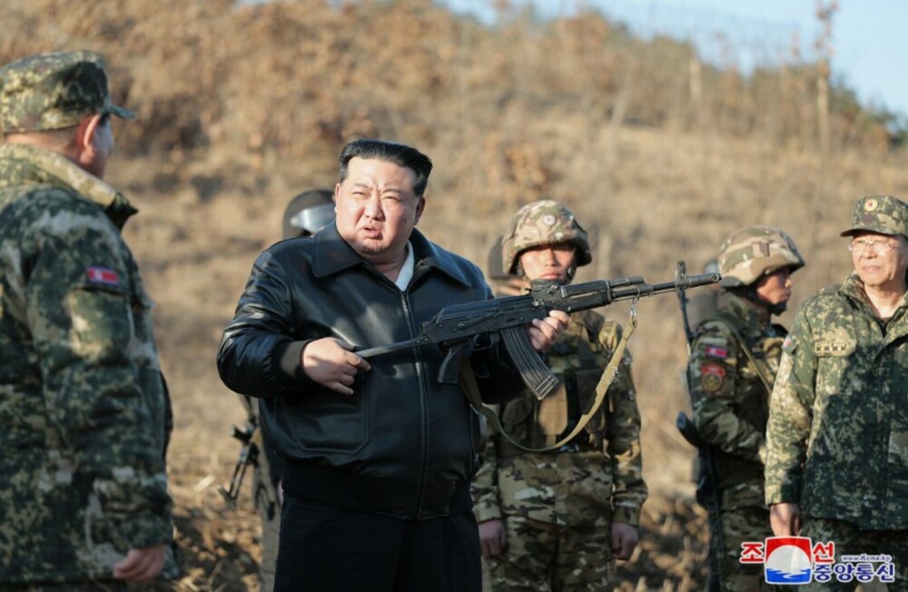 GALERIE FOTO. Imagini în premieră cu președintele Coreei de Nord, Kim Jong Un, pe post de Rambo, folosind o pușcă de asalt - Imaginea 18