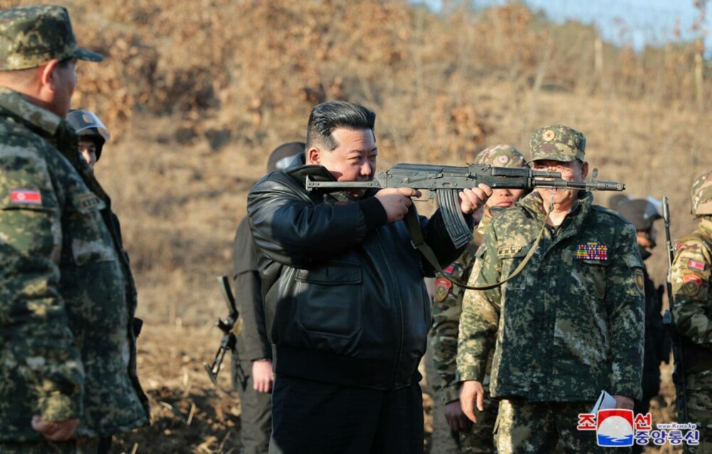 GALERIE FOTO. Imagini în premieră cu președintele Coreei de Nord, Kim Jong Un, pe post de Rambo, folosind o pușcă de asalt - Imaginea 19