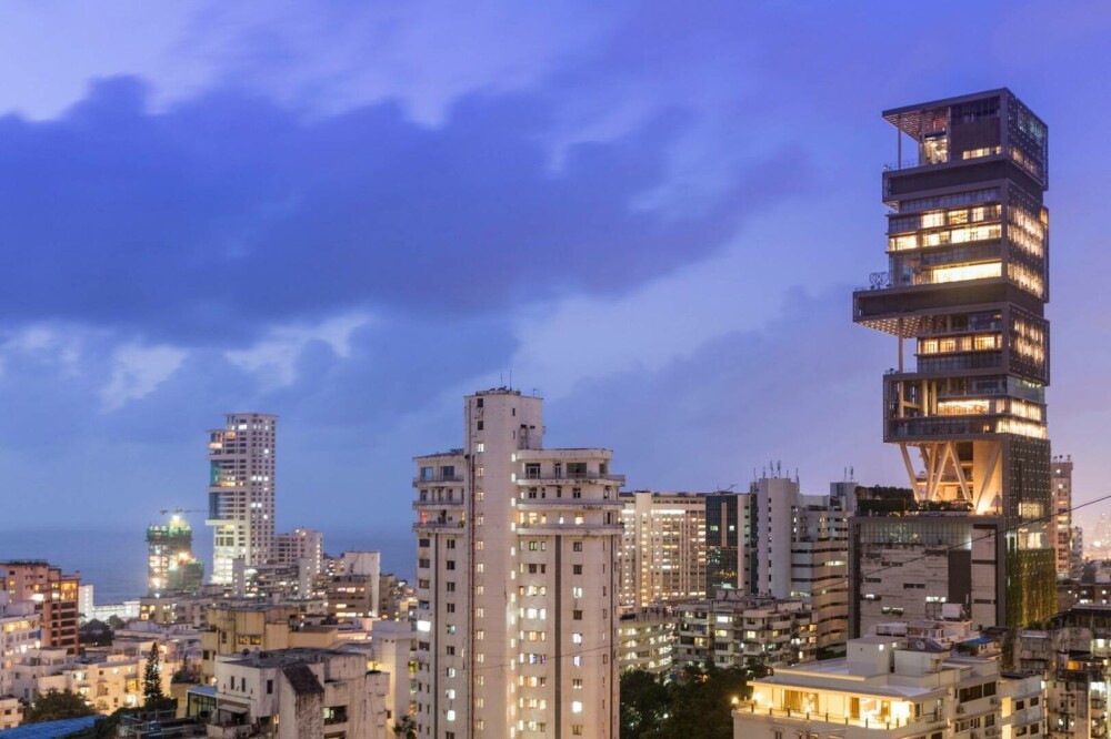 Cum arată casa de un miliard de dolari a celui mai bogat om din India. Are 27 de etaje și un garaj cu 168 de mașini | FOTO - Imaginea 1