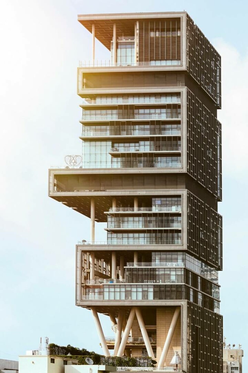 Cum arată casa de un miliard de dolari a celui mai bogat om din India. Are 27 de etaje și un garaj cu 168 de mașini | FOTO - Imaginea 2