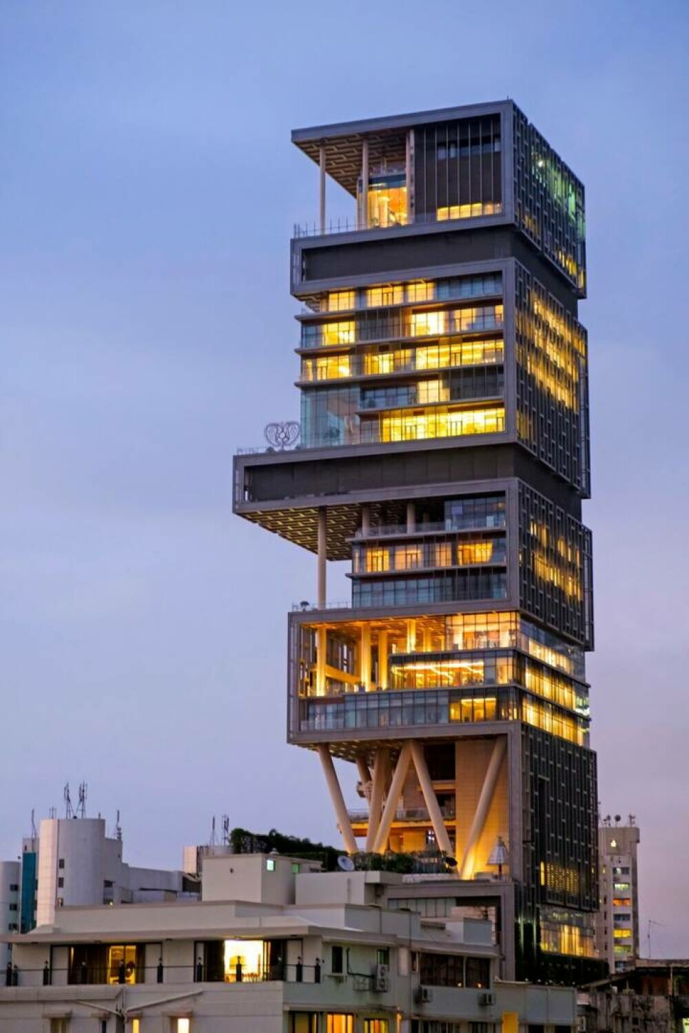 Cum arată casa de un miliard de dolari a celui mai bogat om din India. Are 27 de etaje și un garaj cu 168 de mașini | FOTO - Imaginea 3