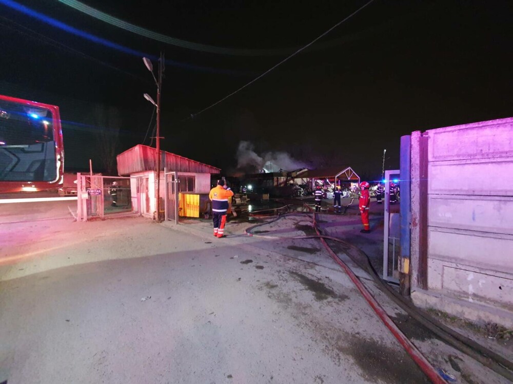 Incendiu de proporții la un atelier de lemne din Sectorul 4. Mobilizare de forțe la fața locului - Imaginea 3
