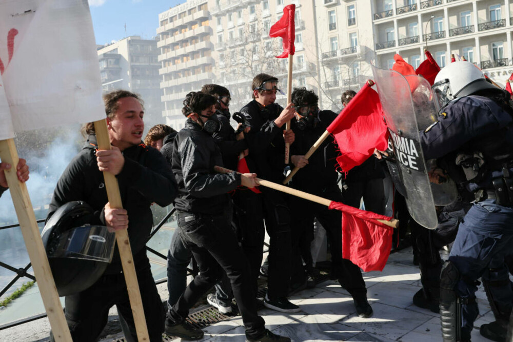 Confruntări violente între studenți și poliție în Atena. Cel puțin 9 persoane au ajuns în arest și alte 10 au fost rănite - Imaginea 11