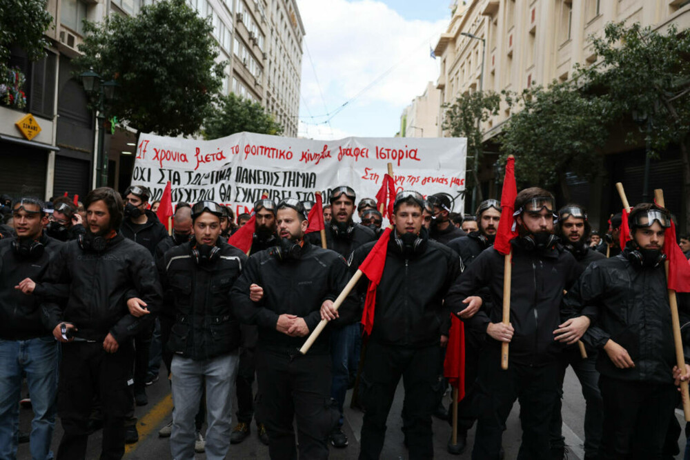 Confruntări violente între studenți și poliție în Atena. Cel puțin 9 persoane au ajuns în arest și alte 10 au fost rănite - Imaginea 9