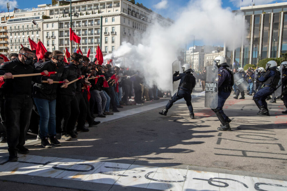 Confruntări violente între studenți și poliție în Atena. Cel puțin 9 persoane au ajuns în arest și alte 10 au fost rănite - Imaginea 1