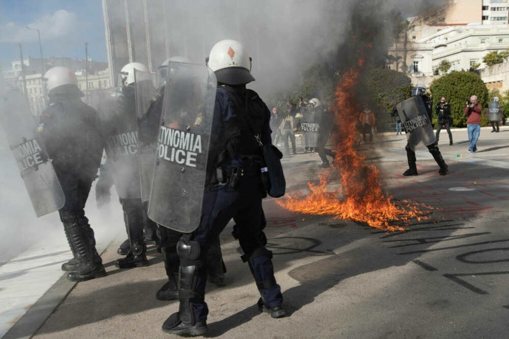 Confruntări violente între studenți și poliție în Atena. Cel puțin 9 persoane au ajuns în arest și alte 10 au fost rănite - Imaginea 12