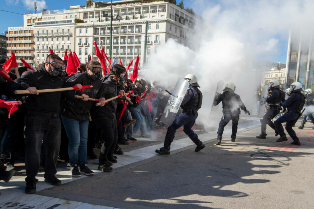 Confruntări violente între studenți și poliție în Atena. Cel puțin 9 persoane au ajuns în arest și alte 10 au fost rănite - Imaginea 14