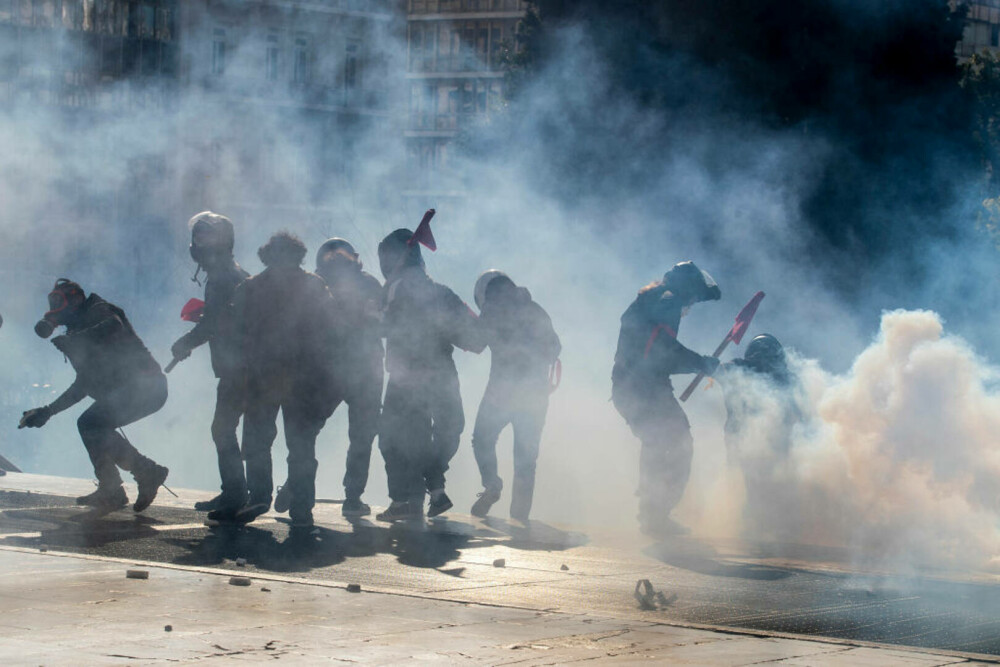 Confruntări violente între studenți și poliție în Atena. Cel puțin 9 persoane au ajuns în arest și alte 10 au fost rănite - Imaginea 15