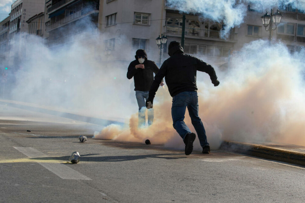 Confruntări violente între studenți și poliție în Atena. Cel puțin 9 persoane au ajuns în arest și alte 10 au fost rănite - Imaginea 17