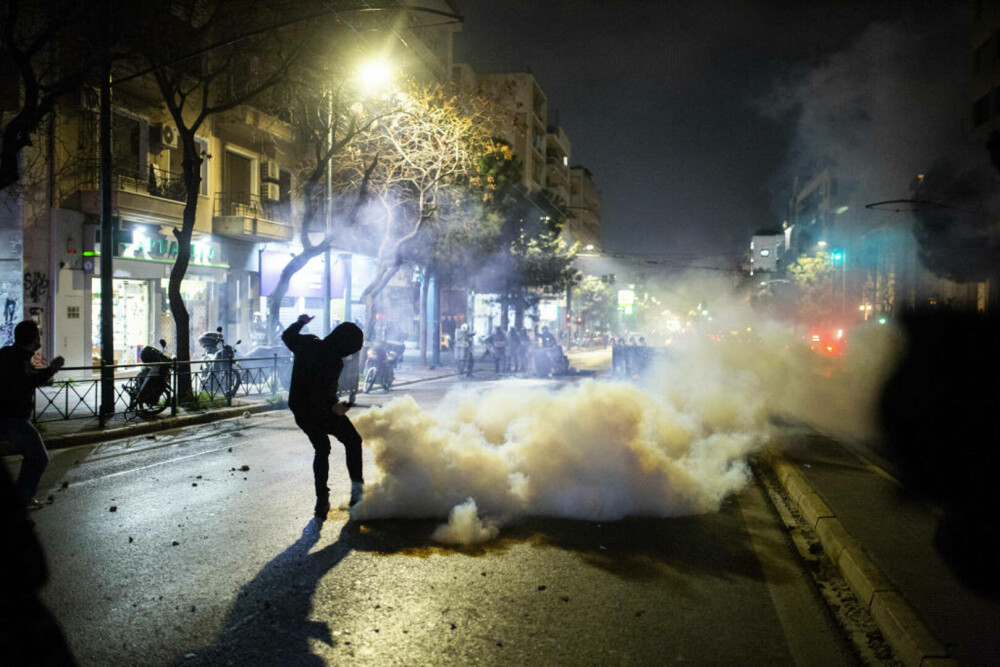 Confruntări violente între studenți și poliție în Atena. Cel puțin 9 persoane au ajuns în arest și alte 10 au fost rănite - Imaginea 20