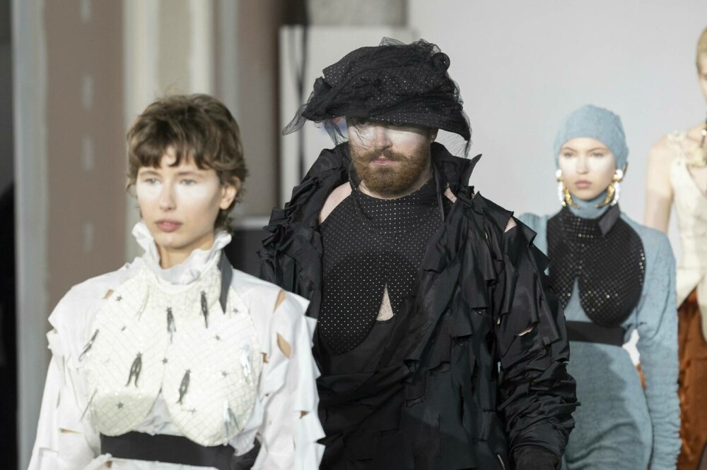 Sam Smith, šokantan nastup na Tjednu mode u Parizu.  Umjetnica je prodefilirala u odjeći koju je kreirala Vivienne Westwood  FOTO - Slika 1