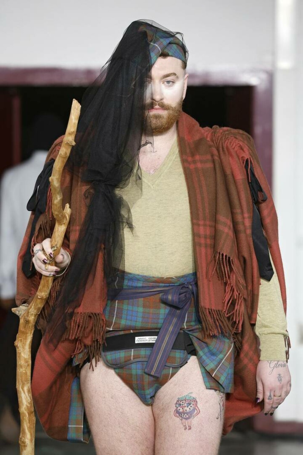 Sam Smith, šokantan nastup na Tjednu mode u Parizu.  Umjetnica je prodefilirala u odjeći koju je kreirala Vivienne Westwood  FOTO - Slika 2