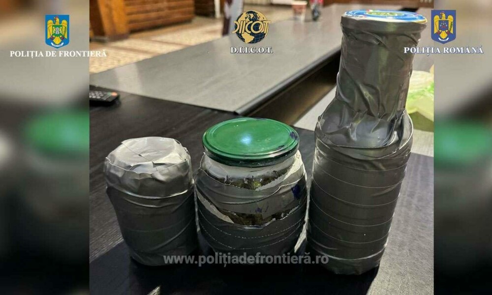 Un belgian a fost oprit în Vama Nădlac după ce polițiștii i-au găsit în bagaj trei borcane pline. Ce se afla în ele. FOTO - Imaginea 2