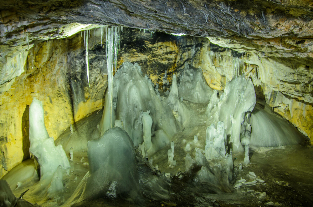 Idei de vacanță fără caniculă. Peștera Scărișoara din județul Alba găzduiește cel mai mare ghețar subteran din lume - Imaginea 8