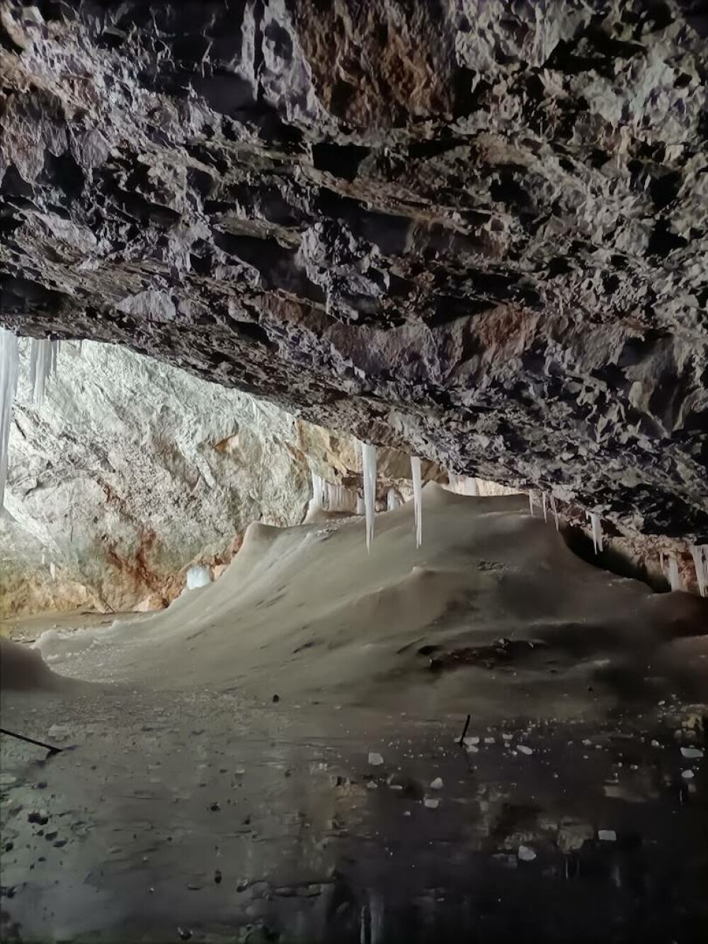 Idei de vacanță fără caniculă. Peștera Scărișoara din județul Alba găzduiește cel mai mare ghețar subteran din lume - Imaginea 6