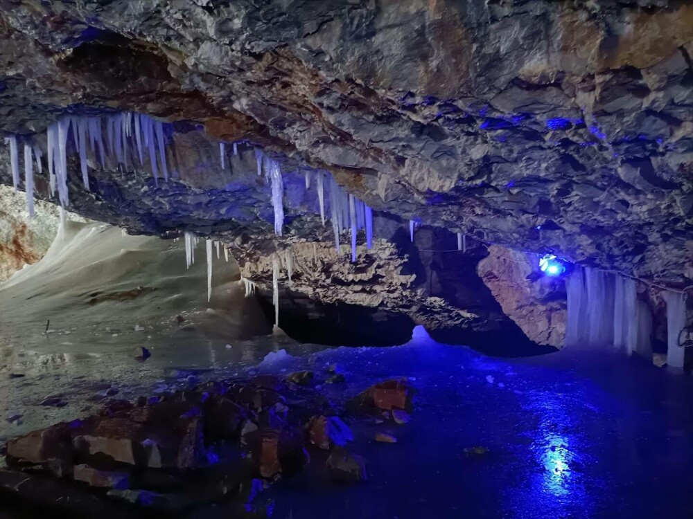 Idei de vacanță fără caniculă. Peștera Scărișoara din județul Alba găzduiește cel mai mare ghețar subteran din lume - Imaginea 5