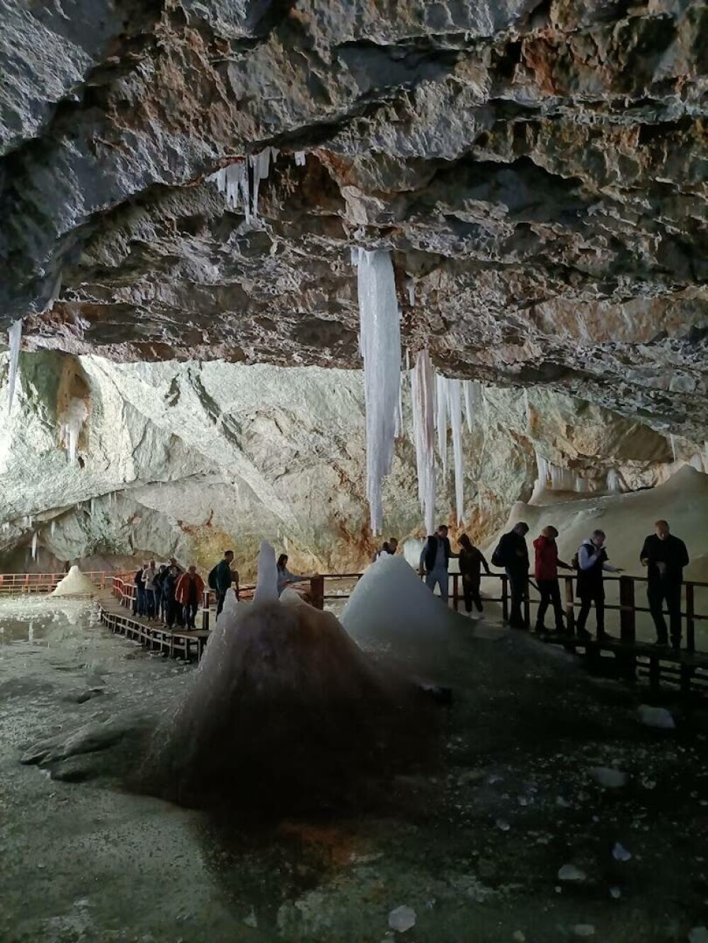 Idei de vacanță fără caniculă. Peștera Scărișoara din județul Alba găzduiește cel mai mare ghețar subteran din lume - Imaginea 4