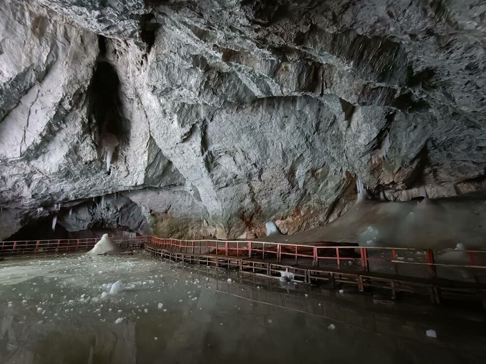 Idei de vacanță fără caniculă. Peștera Scărișoara din județul Alba găzduiește cel mai mare ghețar subteran din lume - Imaginea 3