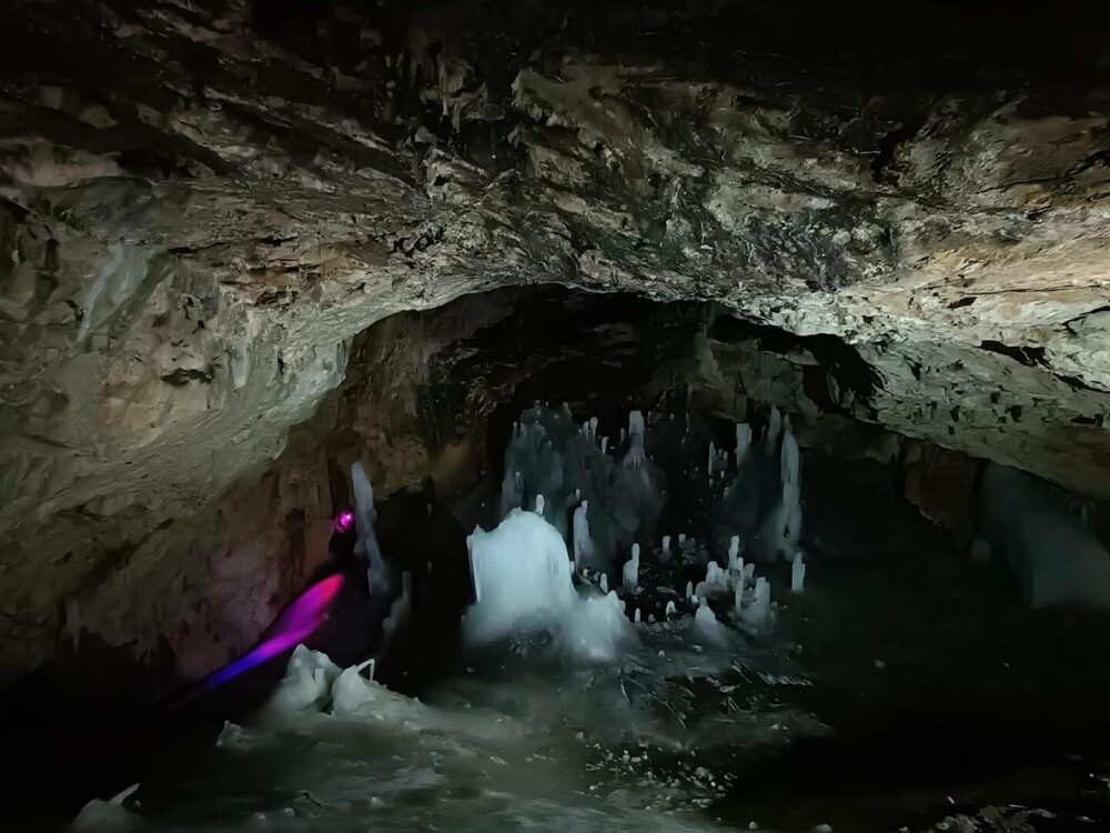 Idei de vacanță fără caniculă. Peștera Scărișoara din județul Alba găzduiește cel mai mare ghețar subteran din lume - Imaginea 2