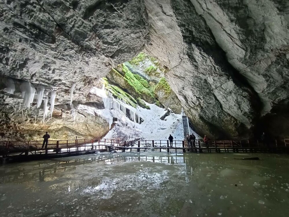 Idei de vacanță fără caniculă. Peștera Scărișoara din județul Alba găzduiește cel mai mare ghețar subteran din lume - Imaginea 1