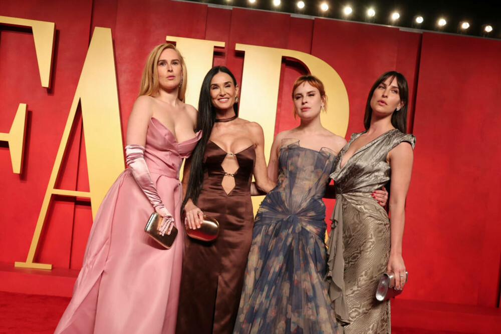 Apariție de senzație a lui Demi Moore la petrecerea premiilor Oscar 2024. Actrița de 61 de ani arată la fel ca fiicele ei - Imaginea 2
