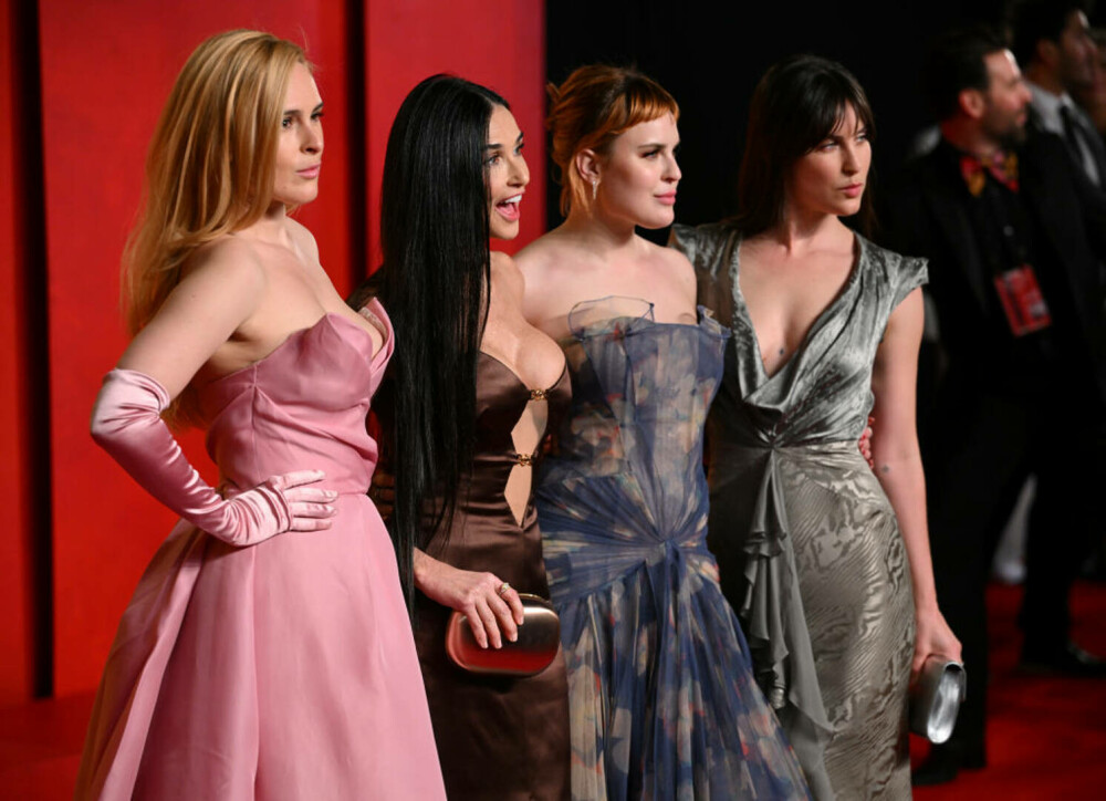 Apariție de senzație a lui Demi Moore la petrecerea premiilor Oscar 2024. Actrița de 61 de ani arată la fel ca fiicele ei - Imaginea 5