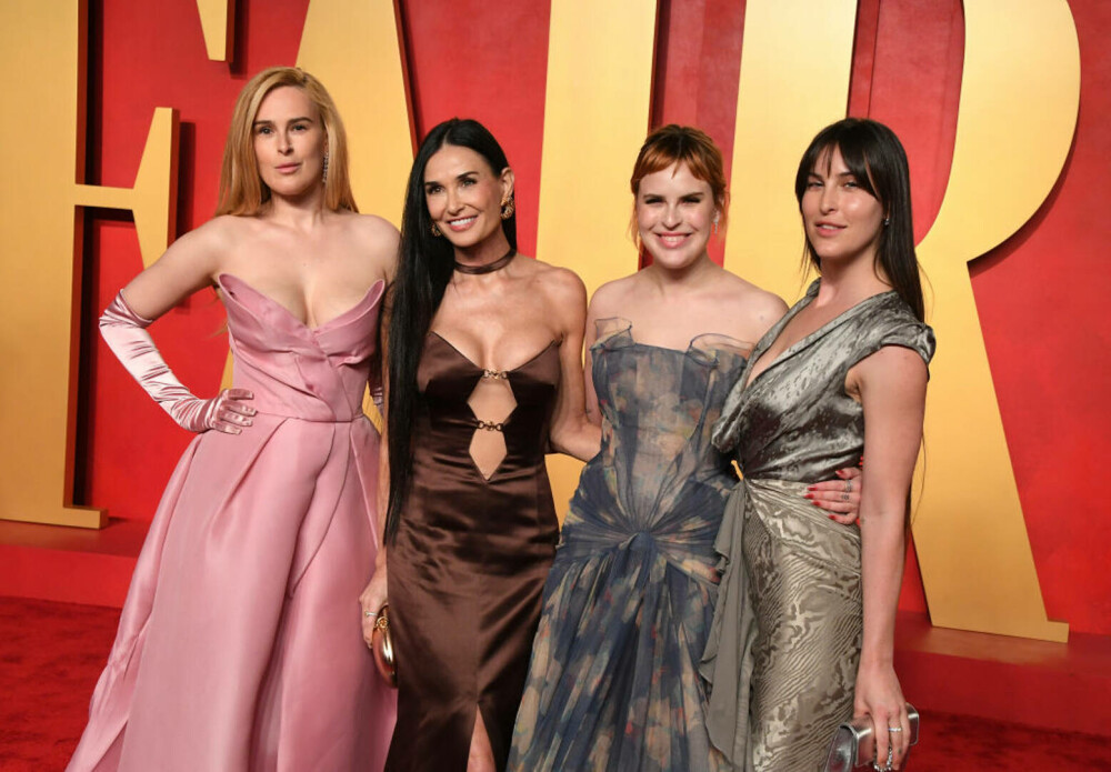 Apariție de senzație a lui Demi Moore la petrecerea premiilor Oscar 2024. Actrița de 61 de ani arată la fel ca fiicele ei - Imaginea 8