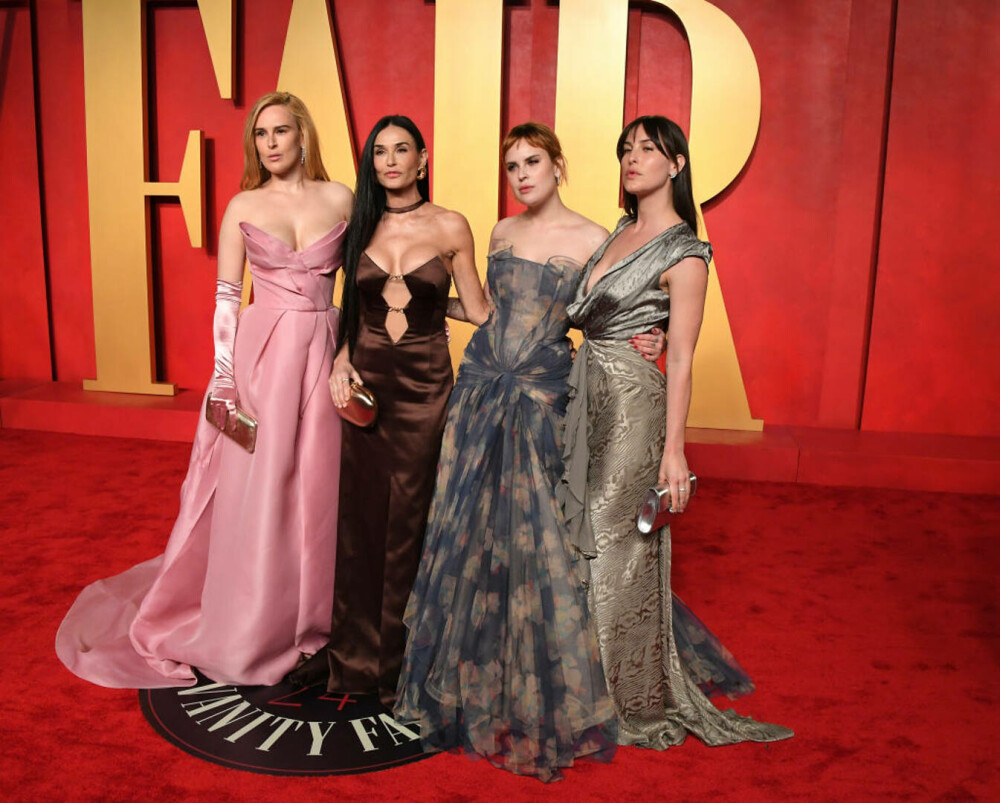 Apariție de senzație a lui Demi Moore la petrecerea premiilor Oscar 2024. Actrița de 61 de ani arată la fel ca fiicele ei - Imaginea 9