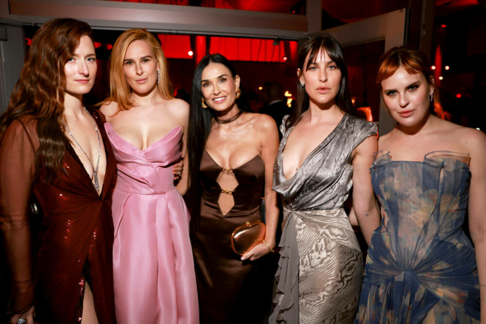 Apariție de senzație a lui Demi Moore la petrecerea premiilor Oscar 2024. Actrița de 61 de ani arată la fel ca fiicele ei - Imaginea 12