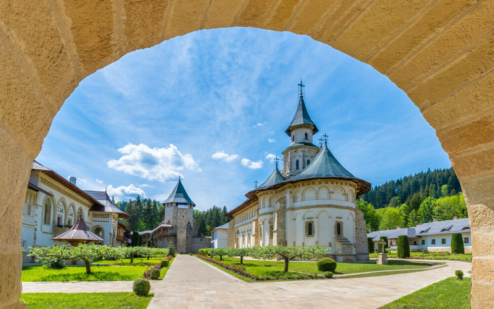 Mănăstirea Putna. Bijuteria din Suceava ctitorită de Ștefan cel Mare, pe care trebuie să o vizitezi măcar o dată - Imaginea 3