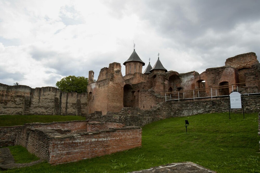 Cetatea din România în care regăsești „spiritul” lui Dracula la fiecare pas și care nu este în Transilvania - Imaginea 1