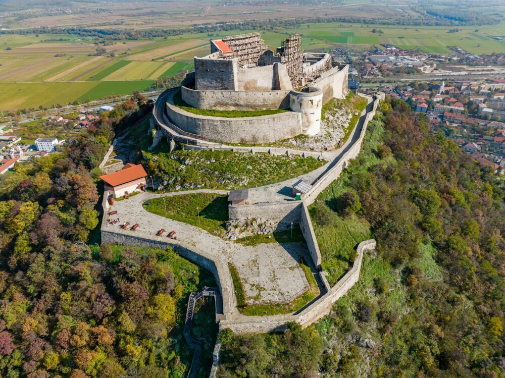 Cetatea din România construită într-un con vulcanic. Alte lucruri care o fac cea mai interesantă cetate din Transilvania - Imaginea 2