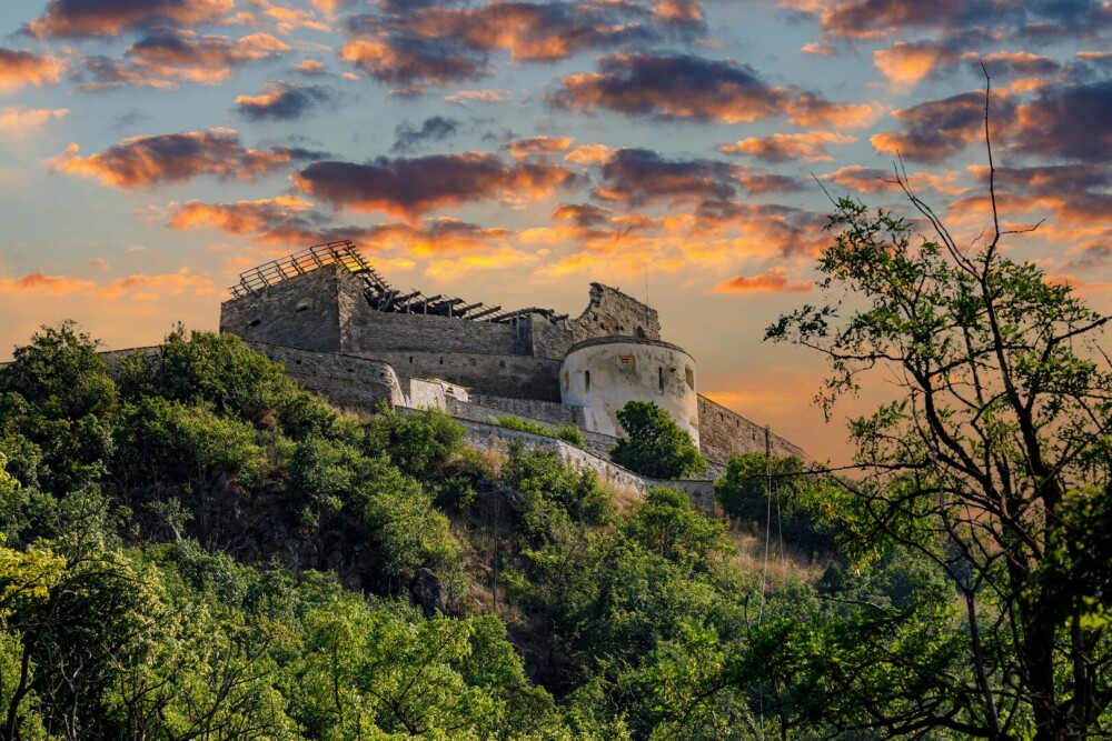 Cetatea din România construită într-un con vulcanic. Alte lucruri care o fac cea mai interesantă cetate din Transilvania - Imaginea 3