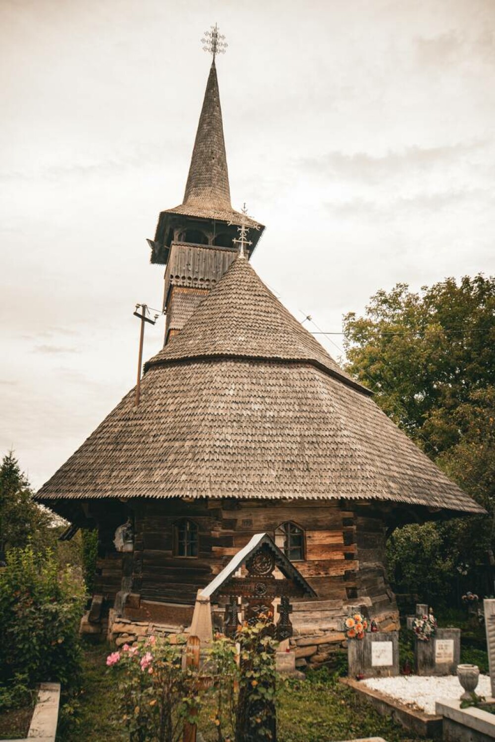 Biserica de lemn din Șurdești, una dintre cele mai frumoase biserici din România. Secretele lăcașului de cult din Maramureș - Imaginea 2