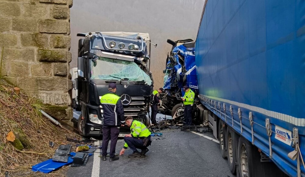 Trei TIR-uri s-au ciocnit în Caraș-Severin. Dezastrul provocat de un șofer bulgar care circula cu viteză | GALERIE FOTO - Imaginea 1