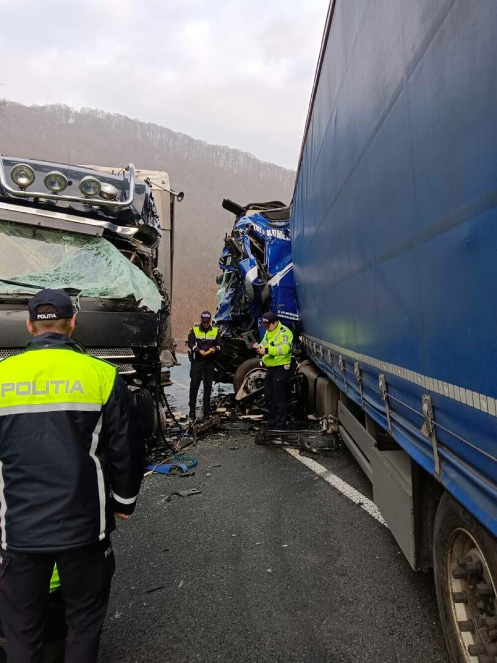 Trei TIR-uri s-au ciocnit în Caraș-Severin. Dezastrul provocat de un șofer bulgar care circula cu viteză | GALERIE FOTO - Imaginea 5