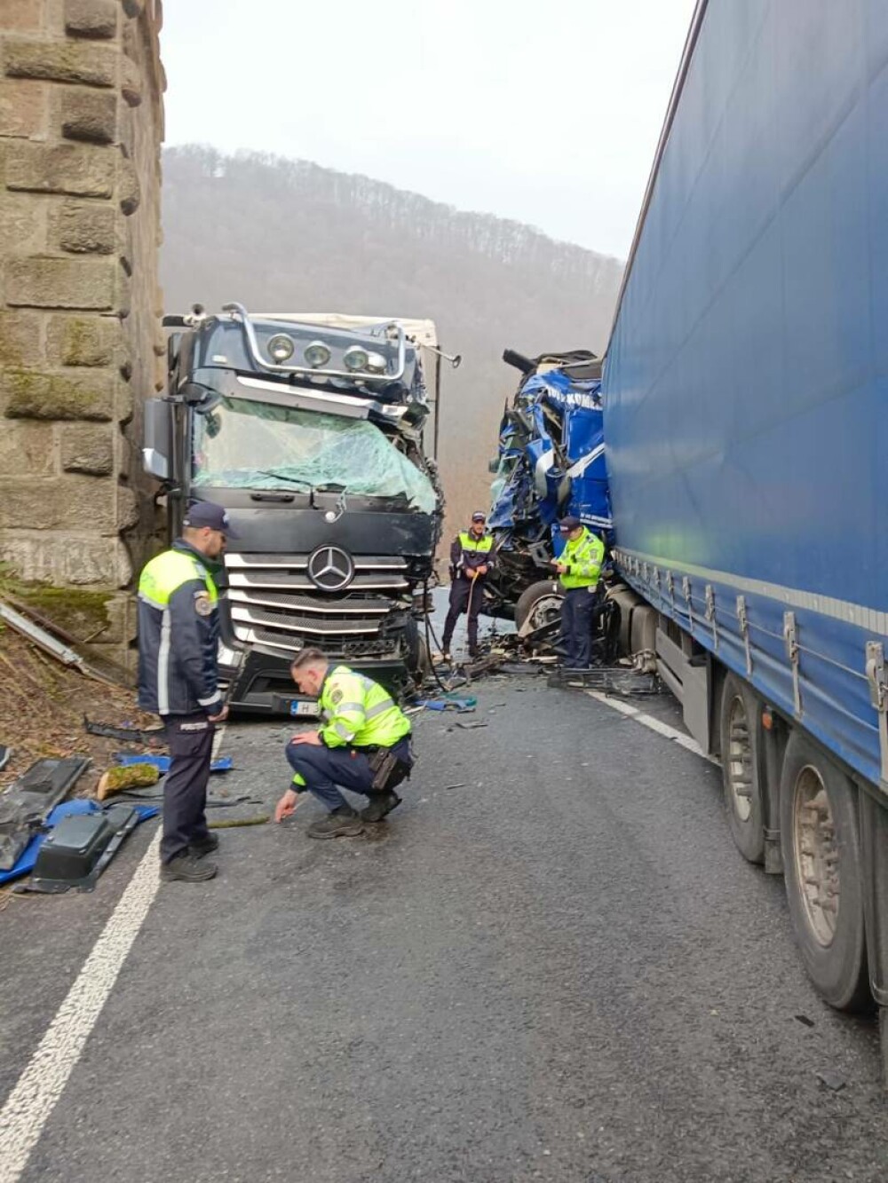 Trei TIR-uri s-au ciocnit în Caraș-Severin. Dezastrul provocat de un șofer bulgar care circula cu viteză | GALERIE FOTO - Imaginea 6