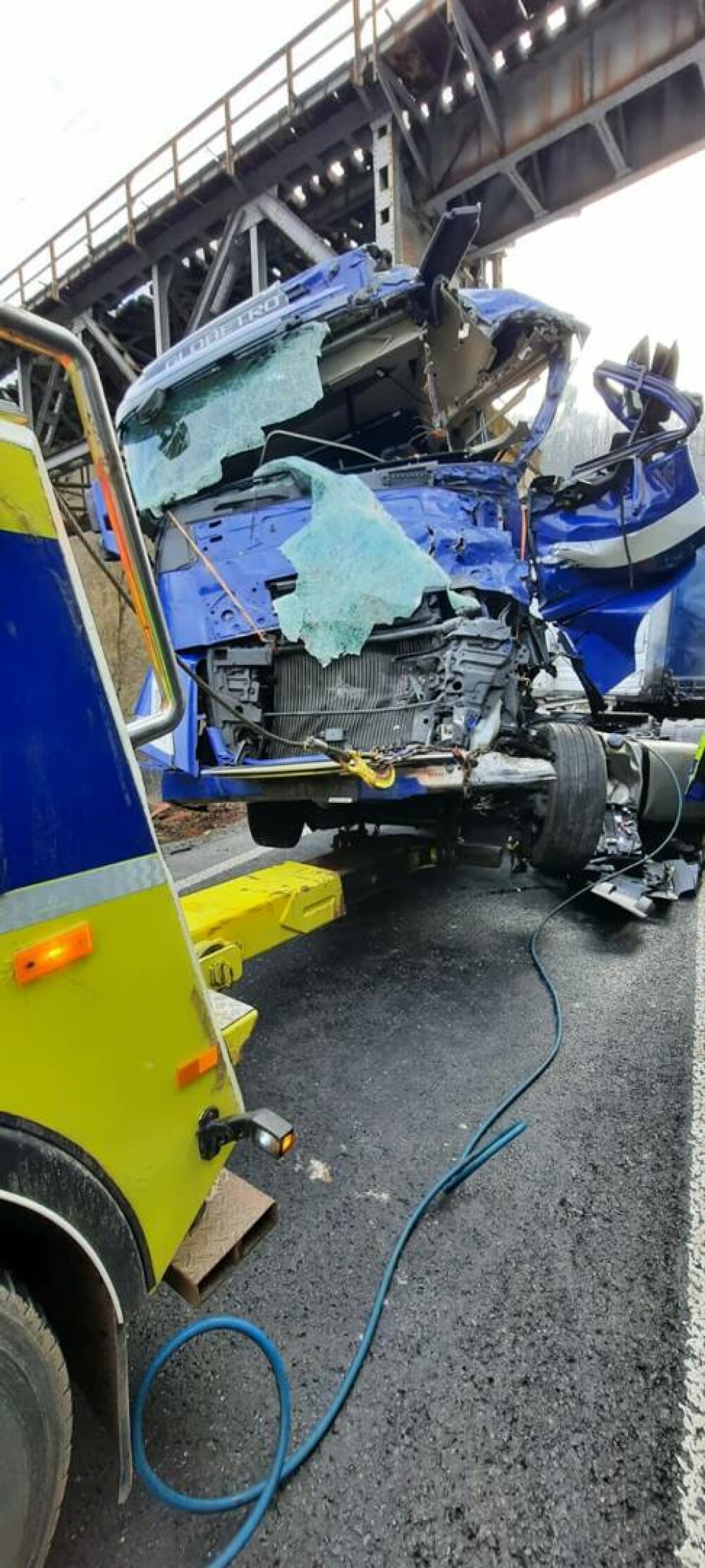 Trei TIR-uri s-au ciocnit în Caraș-Severin. Dezastrul provocat de un șofer bulgar care circula cu viteză | GALERIE FOTO - Imaginea 7