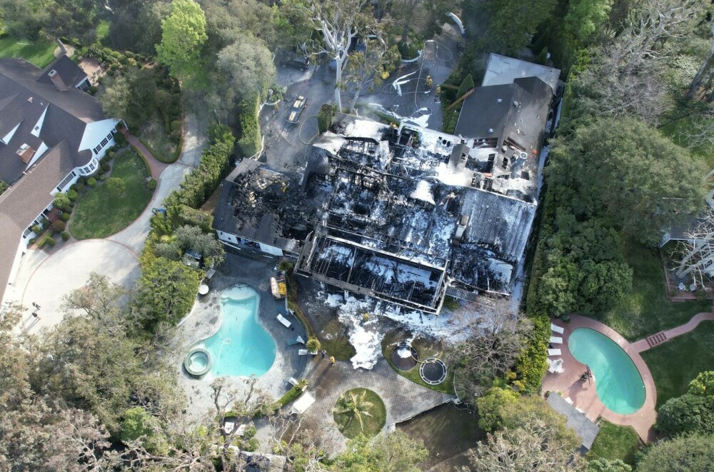 Casa actriței Cara Delevingne a fost distrusă de un incendiu. Acoperișul s-a prăbușit. GALERIE FOTO - Imaginea 4