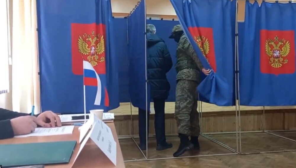 VIDEO. Alegeri prezidențiale în Rusia, ”sub amenințarea armelor”. Imagini șocante cu soldați mascați la urnele de vot - Imaginea 1