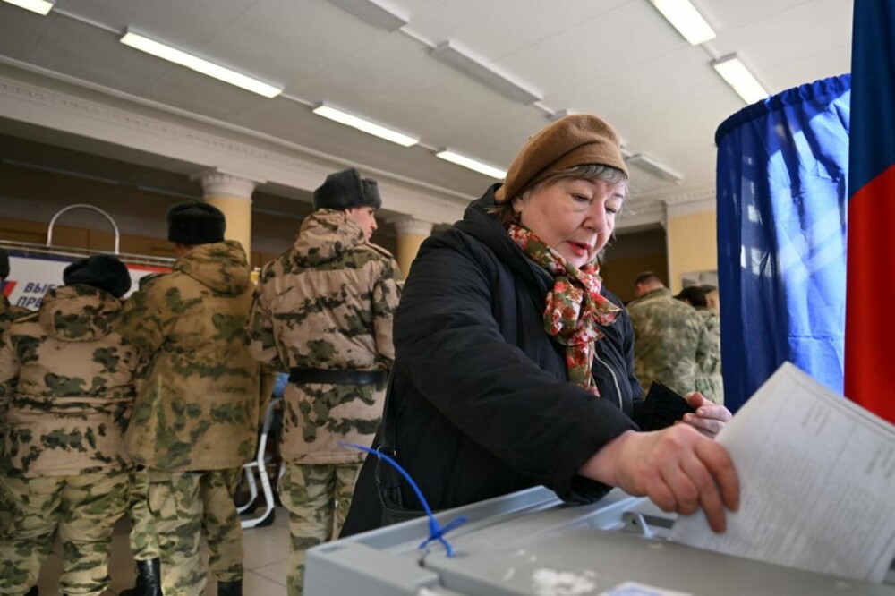 VIDEO. Alegeri prezidențiale în Rusia, ”sub amenințarea armelor”. Imagini șocante cu soldați mascați la urnele de vot - Imaginea 2