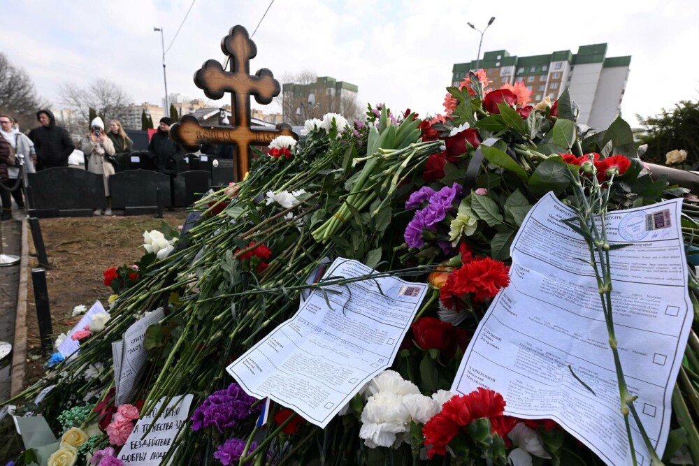 Zeci de ruşi s-au adunat la mormântul lui Aleksei Navalnîi de la Moscova, pentru a-şi exprima simbolic votul pentru acesta - Imaginea 1