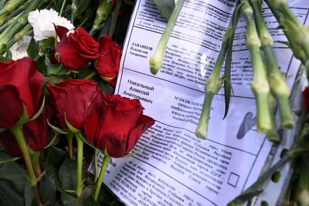 Zeci de ruşi s-au adunat la mormântul lui Aleksei Navalnîi de la Moscova, pentru a-şi exprima simbolic votul pentru acesta - Imaginea 3