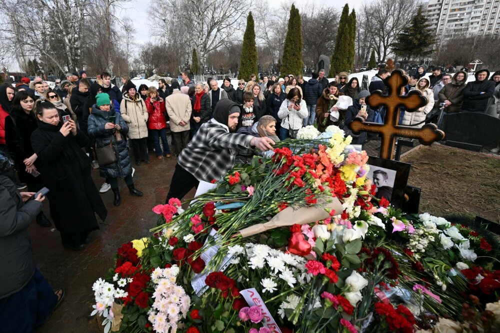 Zeci de ruşi s-au adunat la mormântul lui Aleksei Navalnîi de la Moscova, pentru a-şi exprima simbolic votul pentru acesta - Imaginea 4