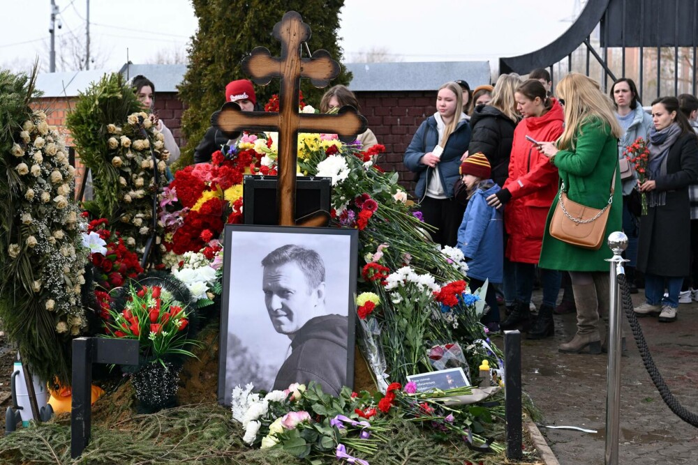 Zeci de ruşi s-au adunat la mormântul lui Aleksei Navalnîi de la Moscova, pentru a-şi exprima simbolic votul pentru acesta - Imaginea 5