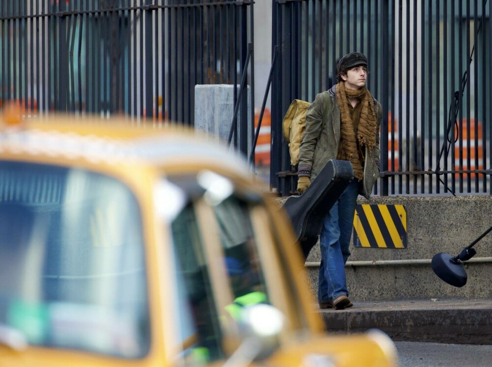 Timothée Chalamet îl va interpreta pe Bob Dylan într-un film biografic. Cum a fost surprins pe platourile de filmare. FOTO - Imaginea 10